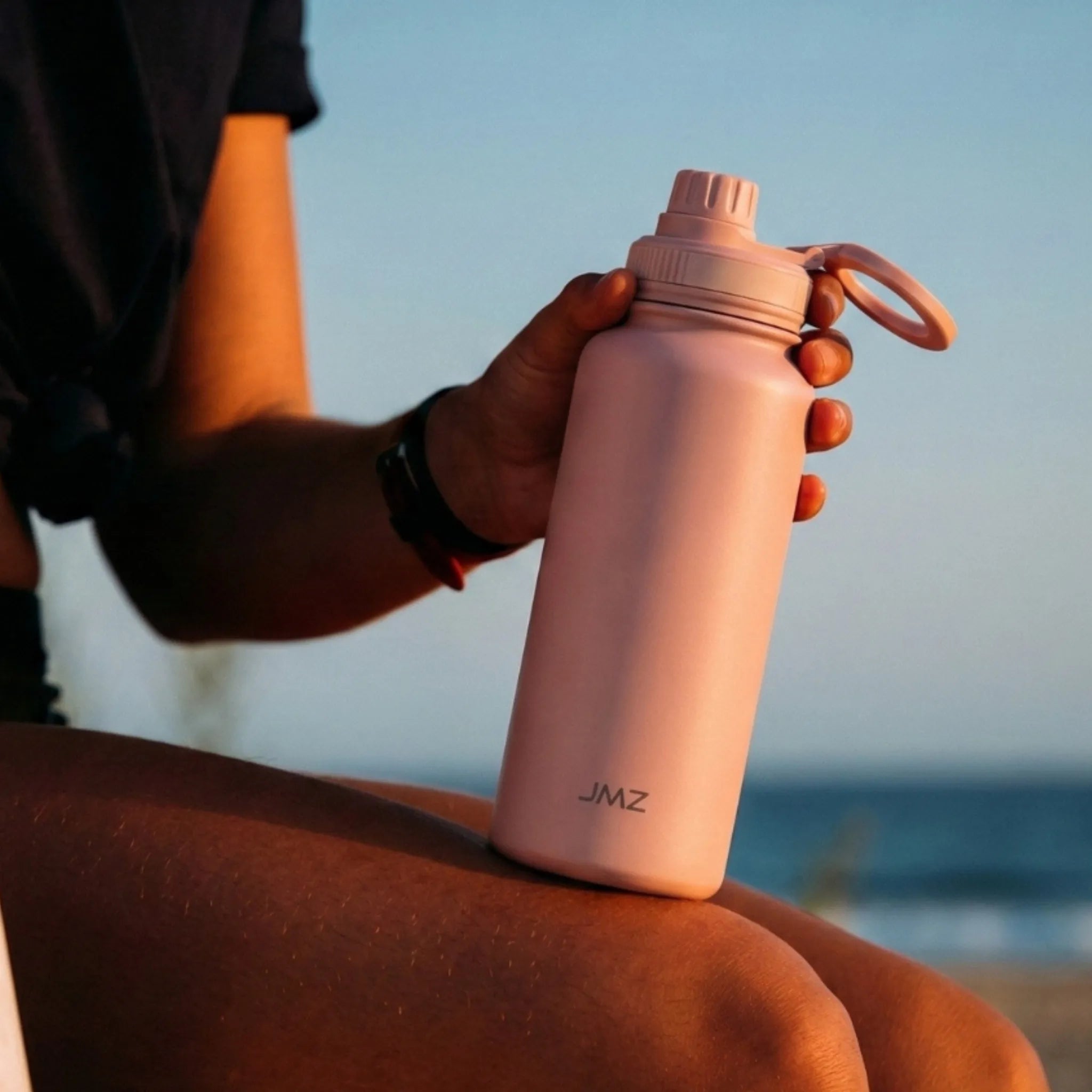 Eclipse Bottle color rosado (Pink) de 32 oz. Tomatodo con tecnología magnética para pegar tu celular en la tapa. Accesorio "must-have" para grabar TikToks o entrenar. Acero inoxidable duradero. Hacemos envíos seguros a todo el Perú (Costa, Sierra y Selva) - JMZ.