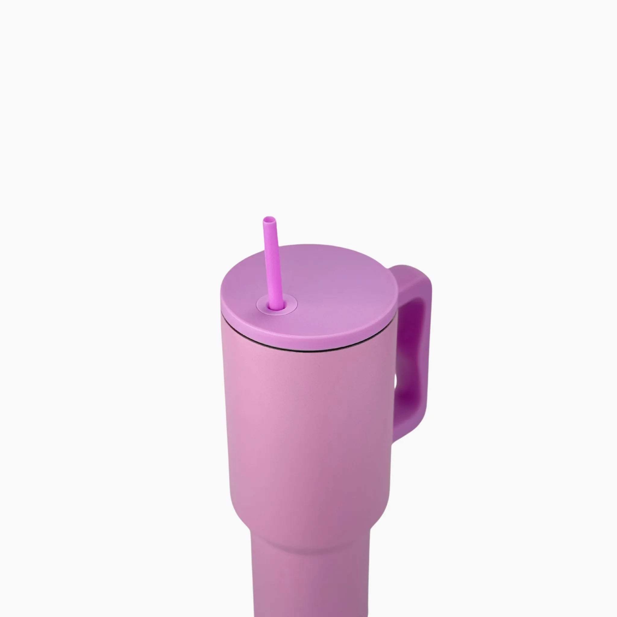 Peak Tumbler color rosado chicle (Barbie Pink) de 40 oz personalizado. Tomatodo térmico de acero inoxidable tendencia coquette para regalos corporativos o personales. Mantiene bebidas frías y calientes. Hacemos envíos seguros de este vaso térmico a todo el Perú (Costa, Sierra y Selva) - JMZ.