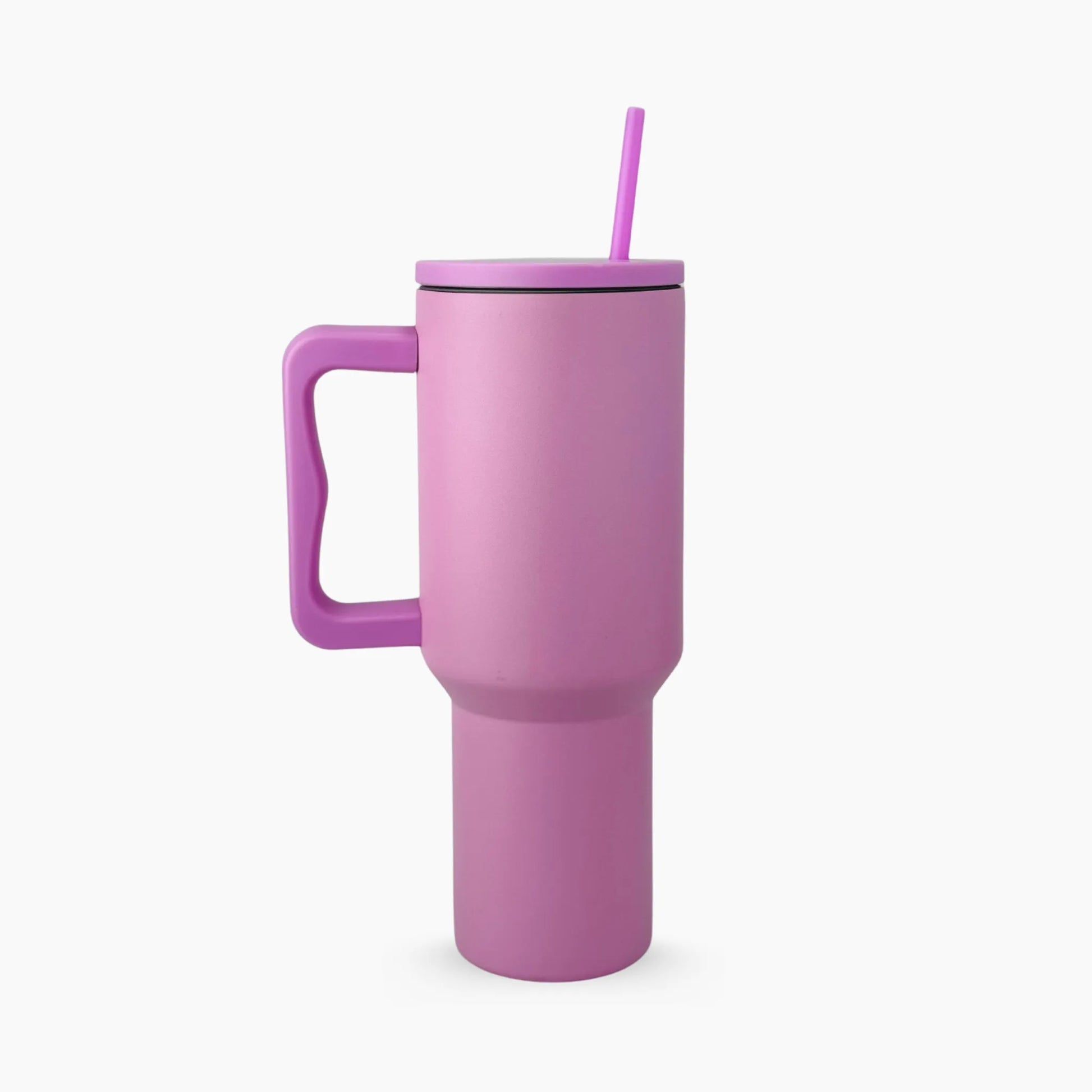 Peak Tumbler color rosado chicle (Barbie Pink) de 40 oz personalizado. Tomatodo térmico de acero inoxidable tendencia coquette para regalos corporativos o personales. Mantiene bebidas frías y calientes. Hacemos envíos seguros de este vaso térmico a todo el Perú (Costa, Sierra y Selva) - JMZ.