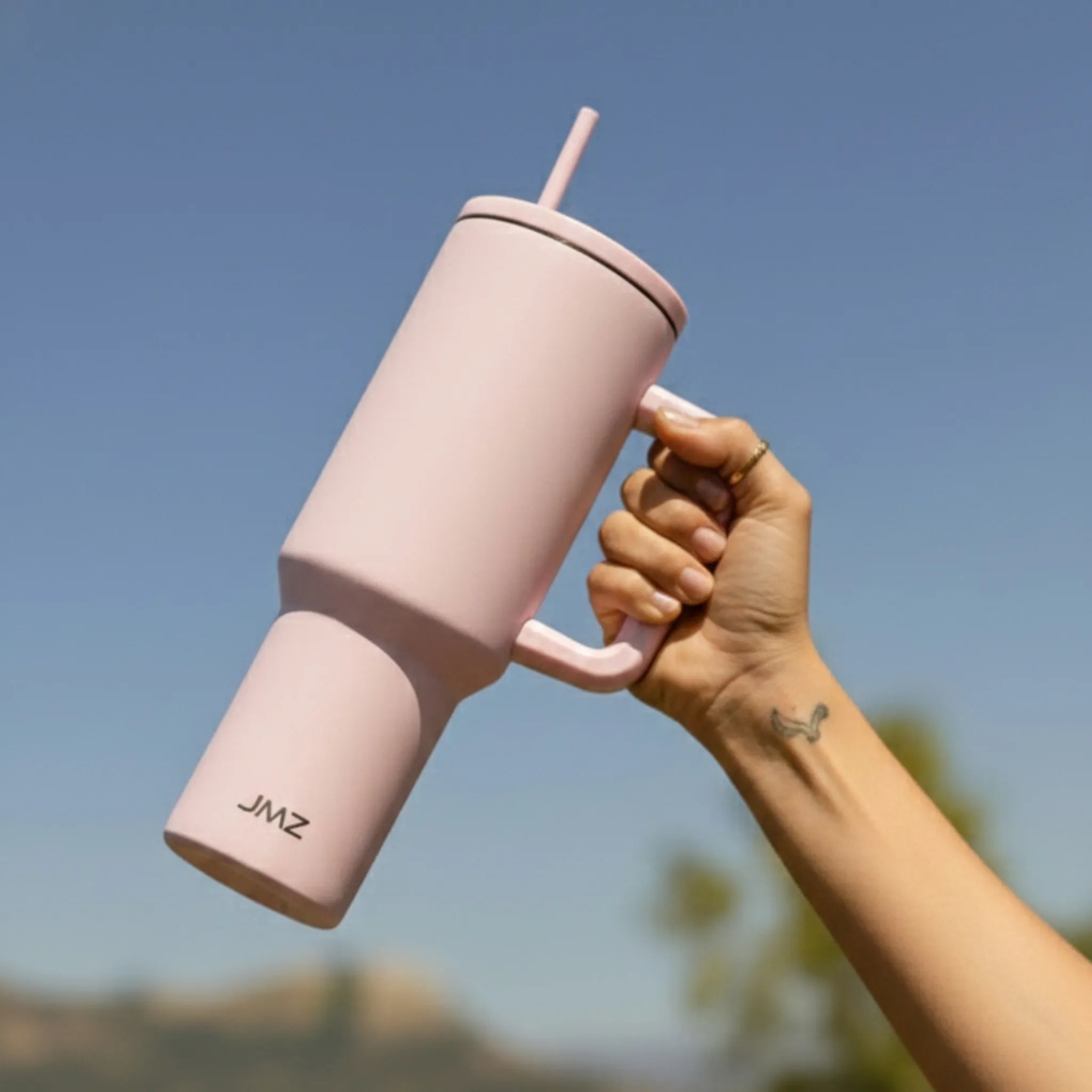 Peak Tumbler color rosado pastel (Light Pink) de 40 oz personalizado. Tomatodo térmico de acero inoxidable ideal para regalos corporativos o personales. Mantiene bebidas frías y calientes. Hacemos envíos seguros de este vaso térmico a todo el Perú (Costa, Sierra y Selva) - JMZ.