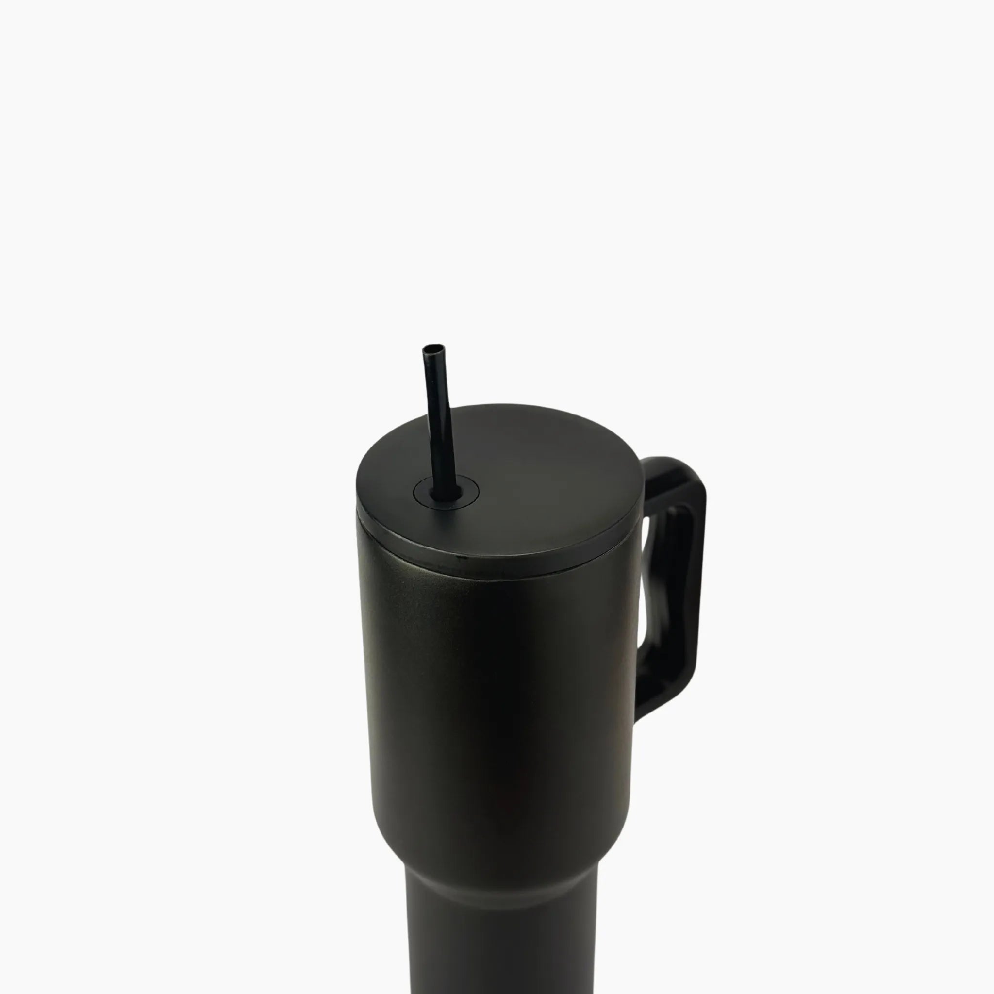 Peak Tumbler color negro medianoche (Midnight Black) de 40 oz personalizado. Tomatodo térmico de acero inoxidable elegante para regalos corporativos o personales. Mantiene bebidas frías y calientes. Hacemos envíos seguros de este vaso térmico a todo el Perú (Costa, Sierra y Selva) - JMZ.