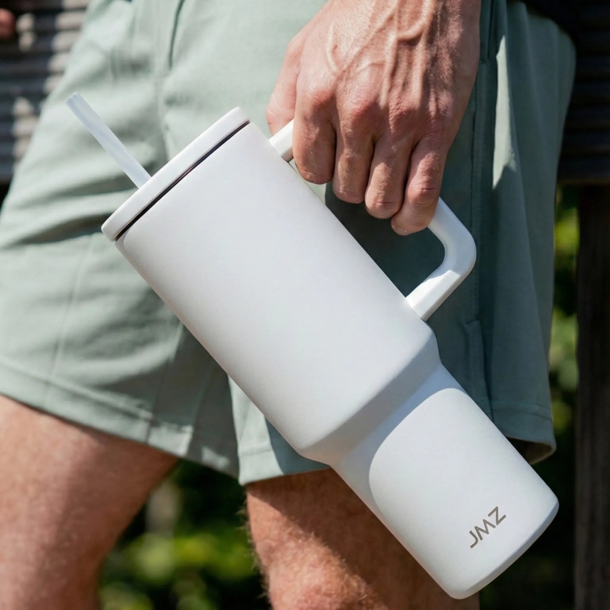 Peak Tumbler color blanco puro (White) de 40 oz personalizado. Tomatodo térmico de acero inoxidable minimalista para regalos corporativos o personales. Mantiene bebidas frías y calientes. Hacemos envíos seguros de este vaso térmico a todo el Perú (Costa, Sierra y Selva) - JMZ.