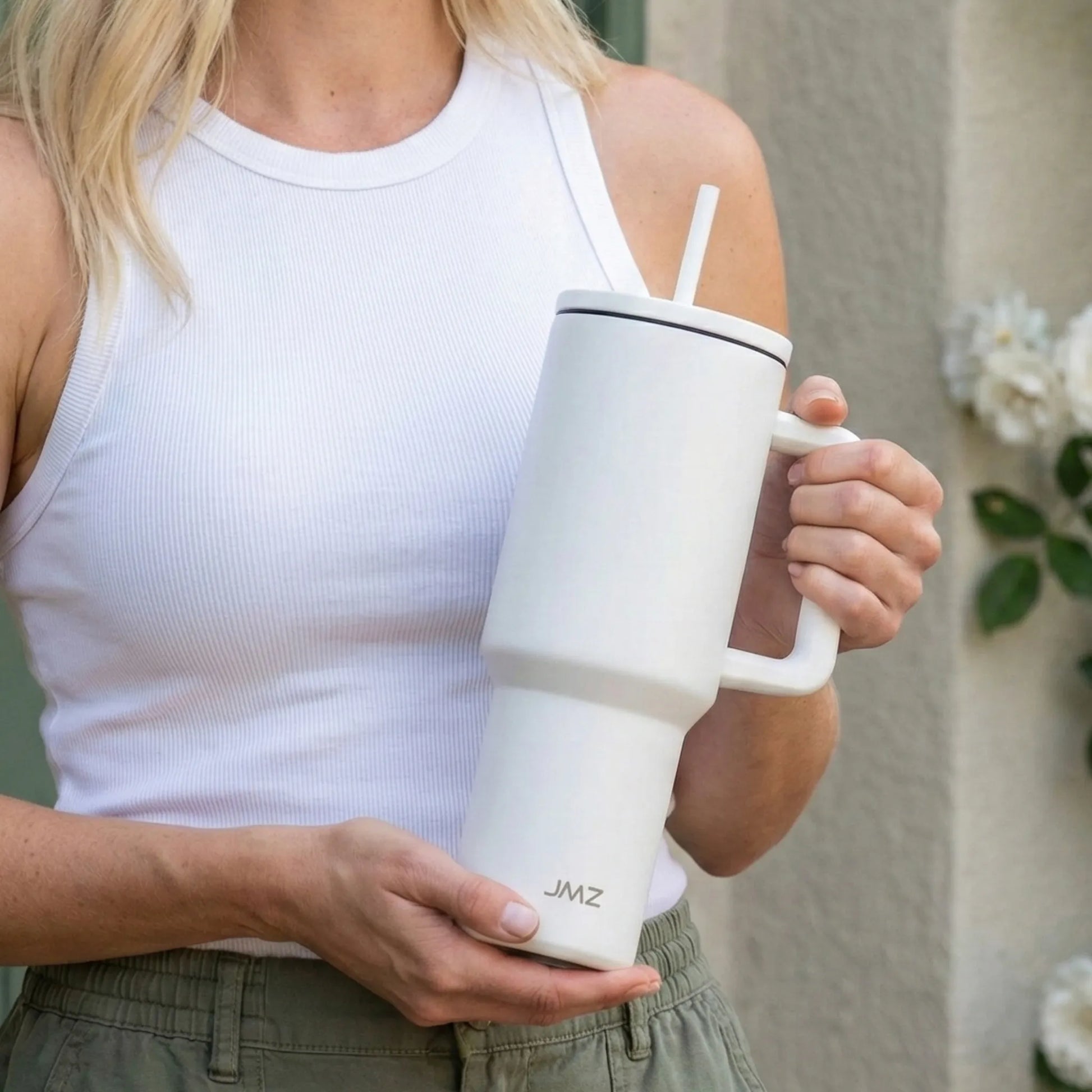 Peak Tumbler color blanco puro (White) de 40 oz personalizado. Tomatodo térmico de acero inoxidable minimalista para regalos corporativos o personales. Mantiene bebidas frías y calientes. Hacemos envíos seguros de este vaso térmico a todo el Perú (Costa, Sierra y Selva) - JMZ.